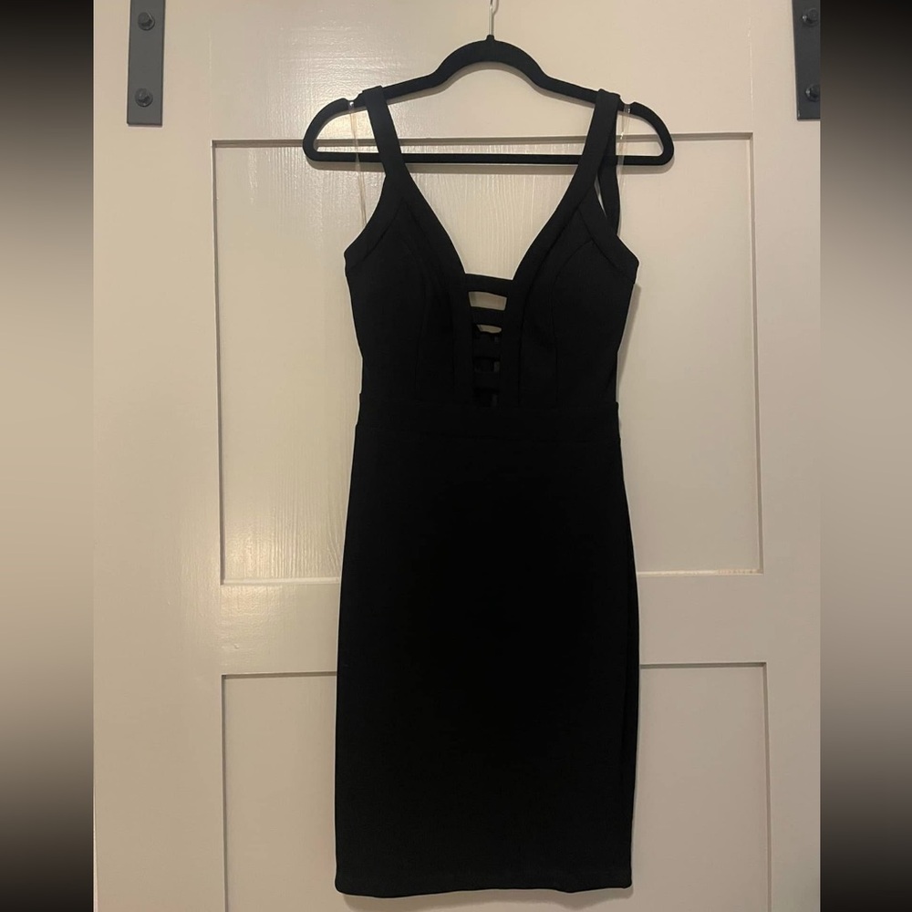 Little black dress

Zip-up back